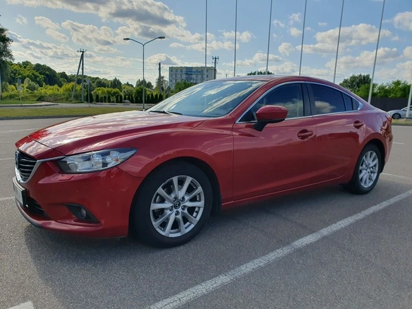 Клієнтка біля Mazda 6 2015 року під час викупу авто в Києві